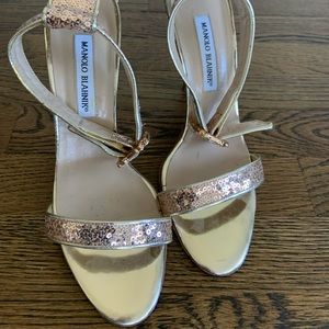 Manolo Size 40 Europe (9.5 U.S.) rose gold heels.